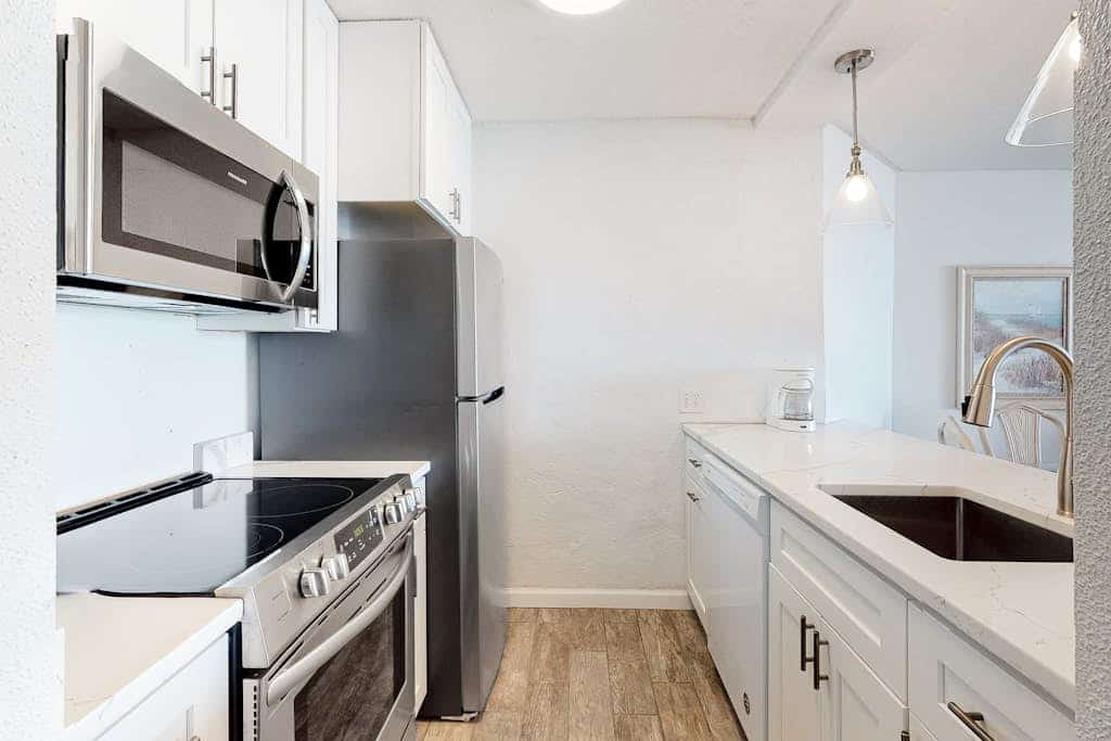 Oceanfront Condo with a Balcony, Great View, AC, WiFi & Shared Outdoor Pool