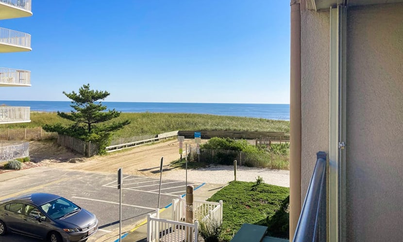 Breezy, ocean-view condo with balcony, washer/dryer, pool & central AC