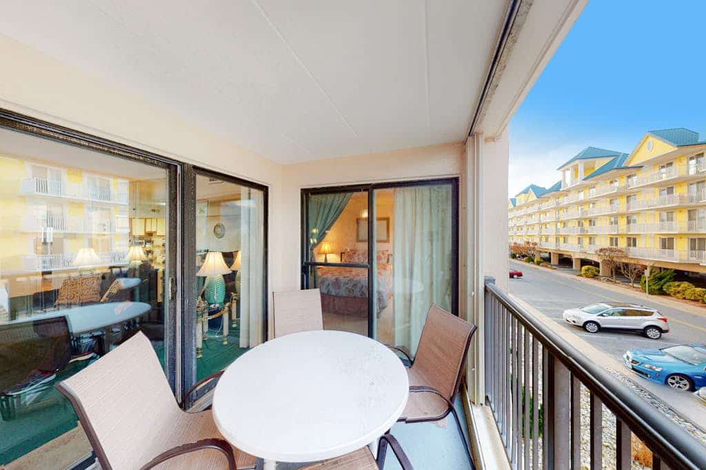Breezy, ocean-view condo with balcony, washer/dryer, pool & central AC