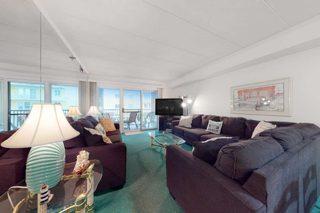 Breezy, ocean-view condo with balcony, washer/dryer, pool & central AC