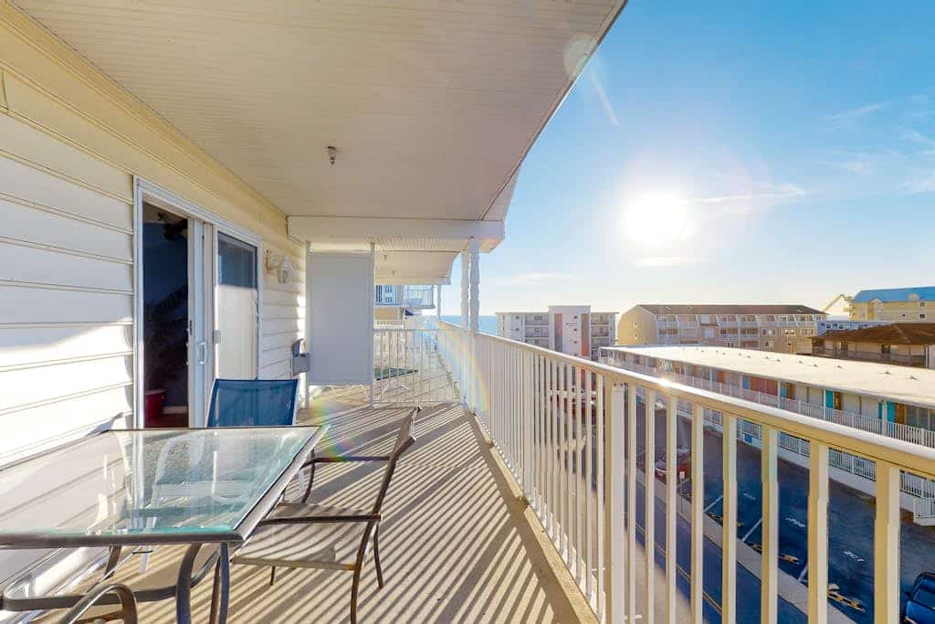Well-Located Condo w/Partial Ocean Views, Private Balcony, Washer/Dryer, A/C