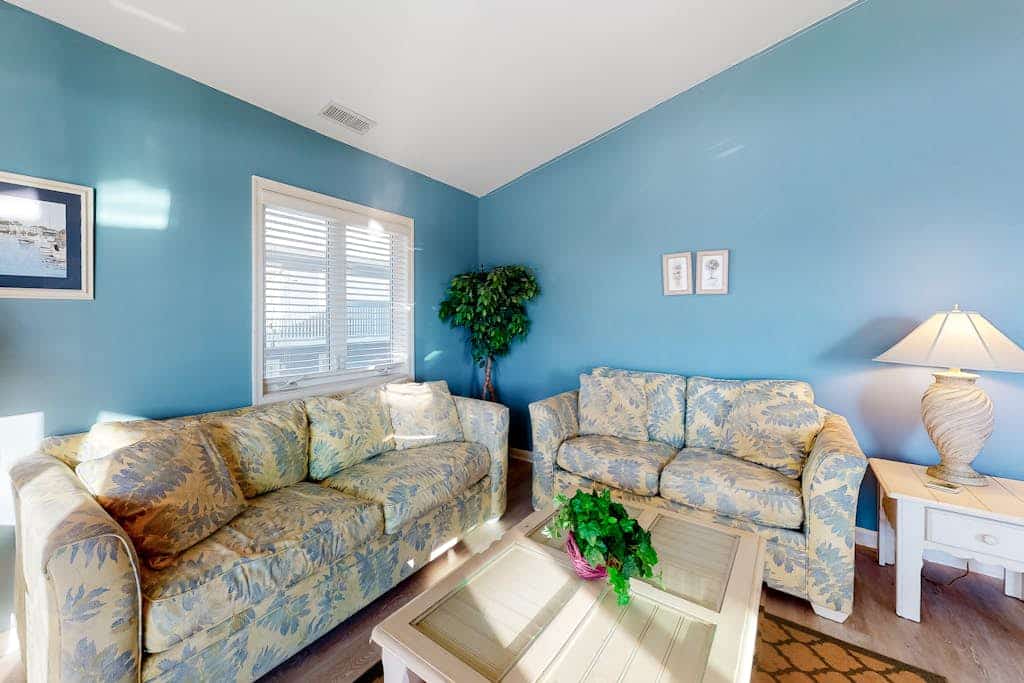 Well-Located Condo w/Partial Ocean Views, Private Balcony, Washer/Dryer, A/C