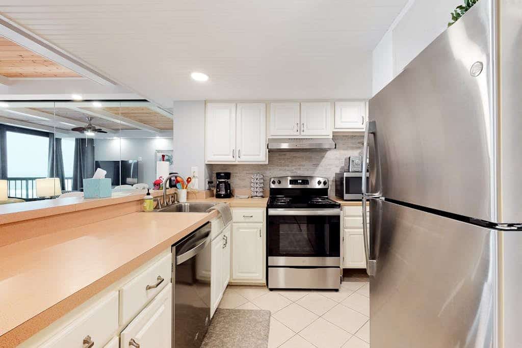 Spacious beach condo with balcony, beach views, pools, gym & AC