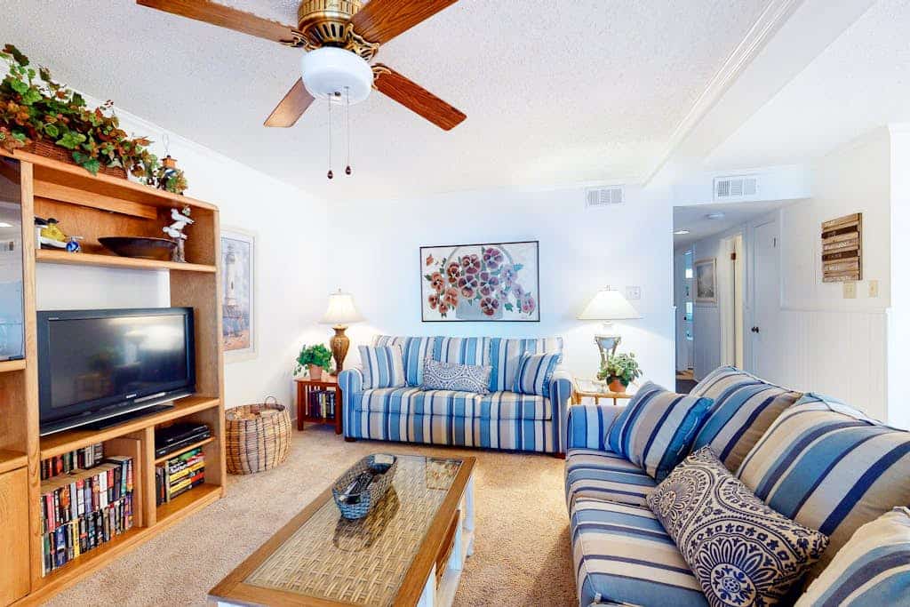 Bright Condo near the Beach w/Private Washer/Dryer, Balcony, Shared Outdoor Pool