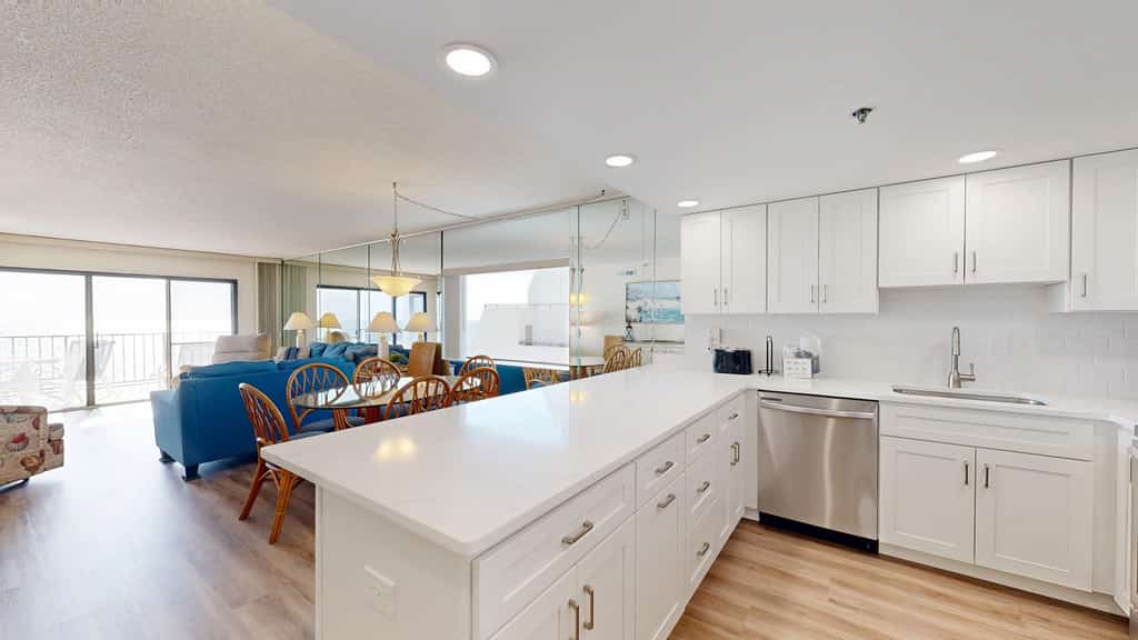 Oceanfront Condo with 2 Balconies, Ocean/Bay Views, AC & Shared Pools/Hot Tub