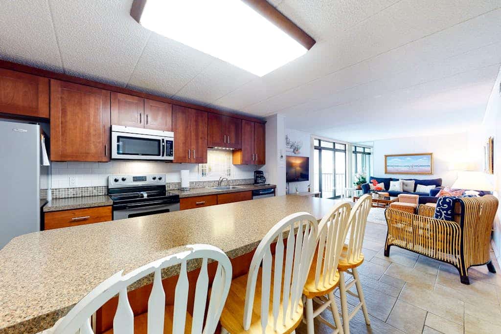 Oceanfront condo with balcony, free WiFi, central AC & shared heated pool