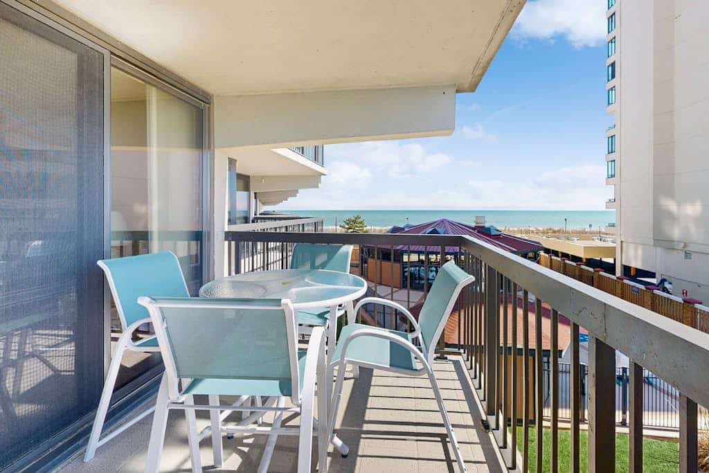 Well-located & equipped beach condo with pools, gym, sauna & central AC