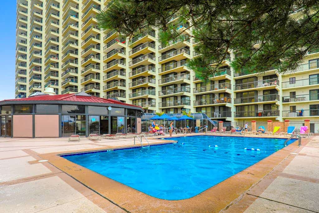 Well-located & equipped beach condo with pools, gym, sauna & central AC