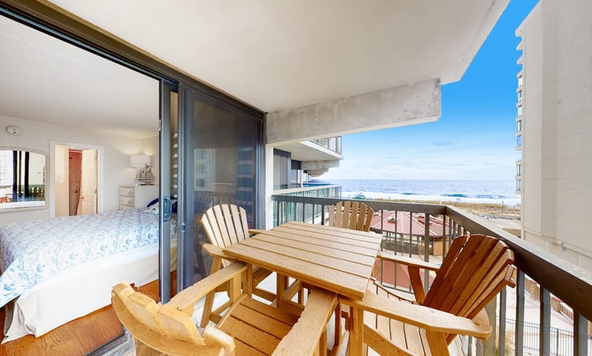 Ocean-view condo with balcony, AC, pools, saunas, tennis & gym