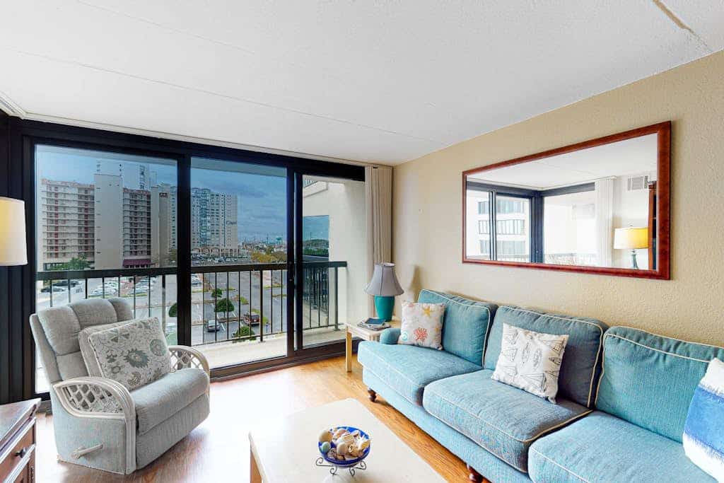 Ocean-view condo with balcony, AC, pools, saunas, tennis & gym