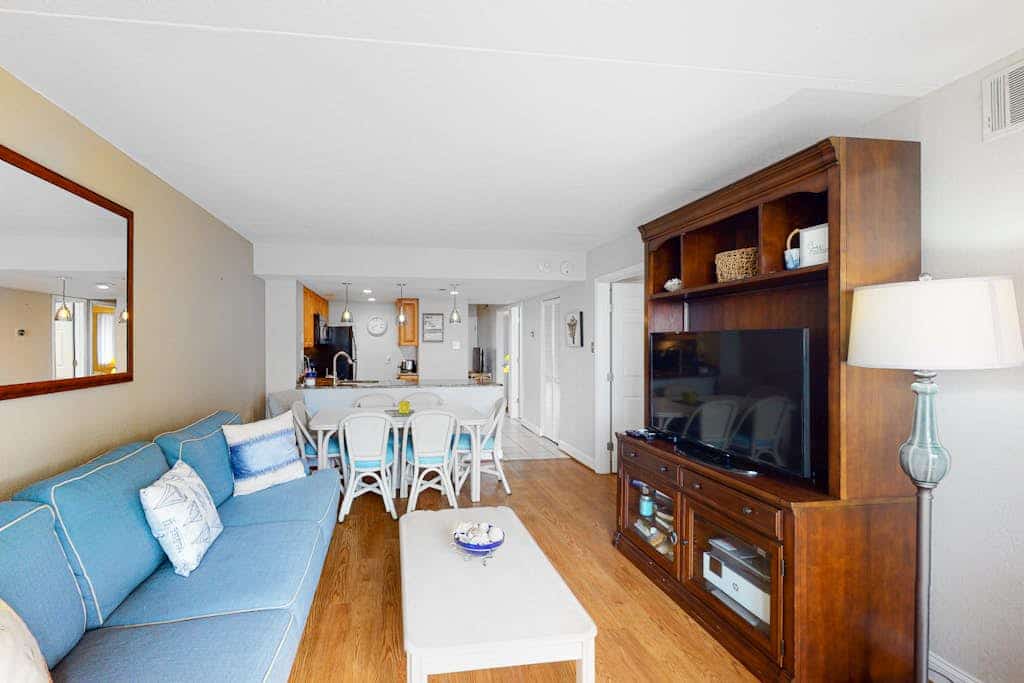 Ocean-view condo with balcony, AC, pools, saunas, tennis & gym