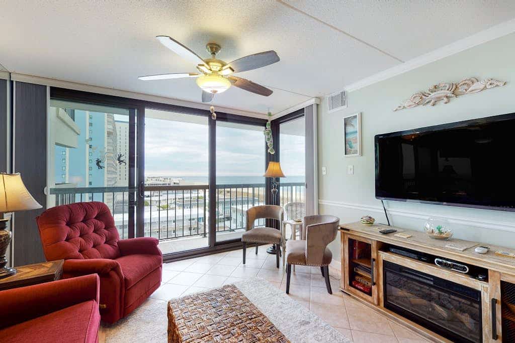 Ocean-view condo with balcony, pools, tennis, gym & saunas