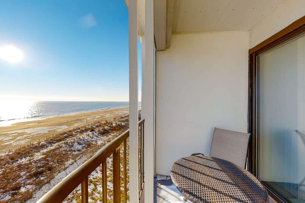 Air-Conditioned Condo Steps from the Beach w/ Balcony, WiFi, Washer/Dryer