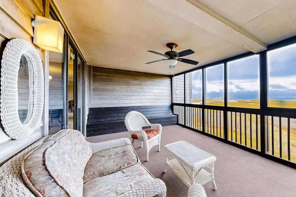 Convenient condo with outdoor pool, WiFi & private washer/dryer