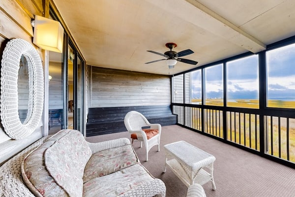 Convenient condo with outdoor pool, WiFi & private washer/dryer