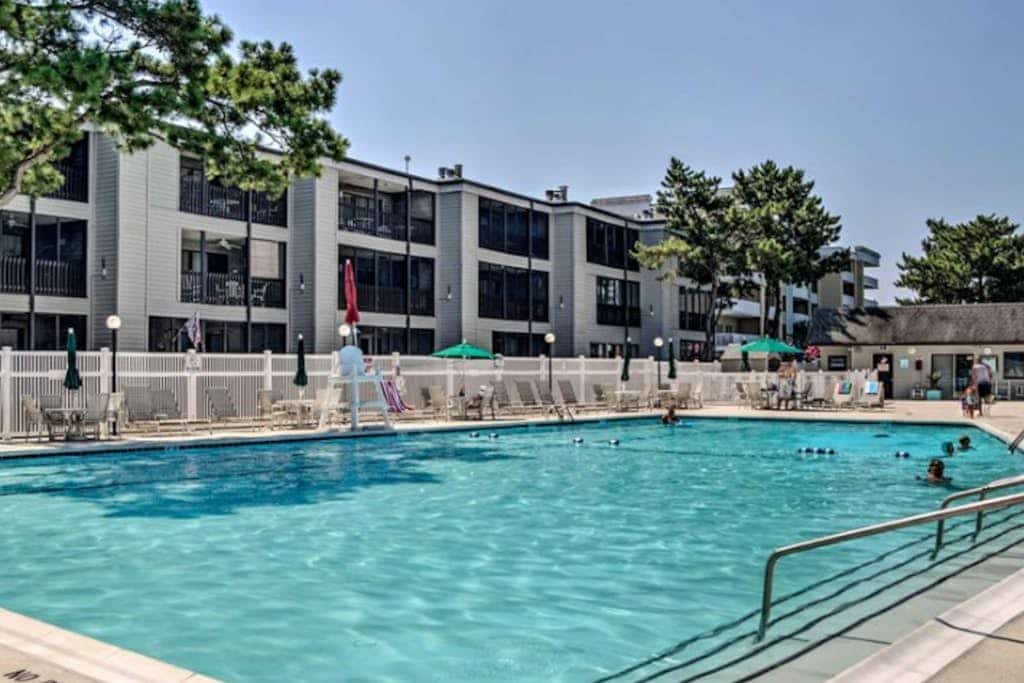Convenient condo with outdoor pool, WiFi & private washer/dryer