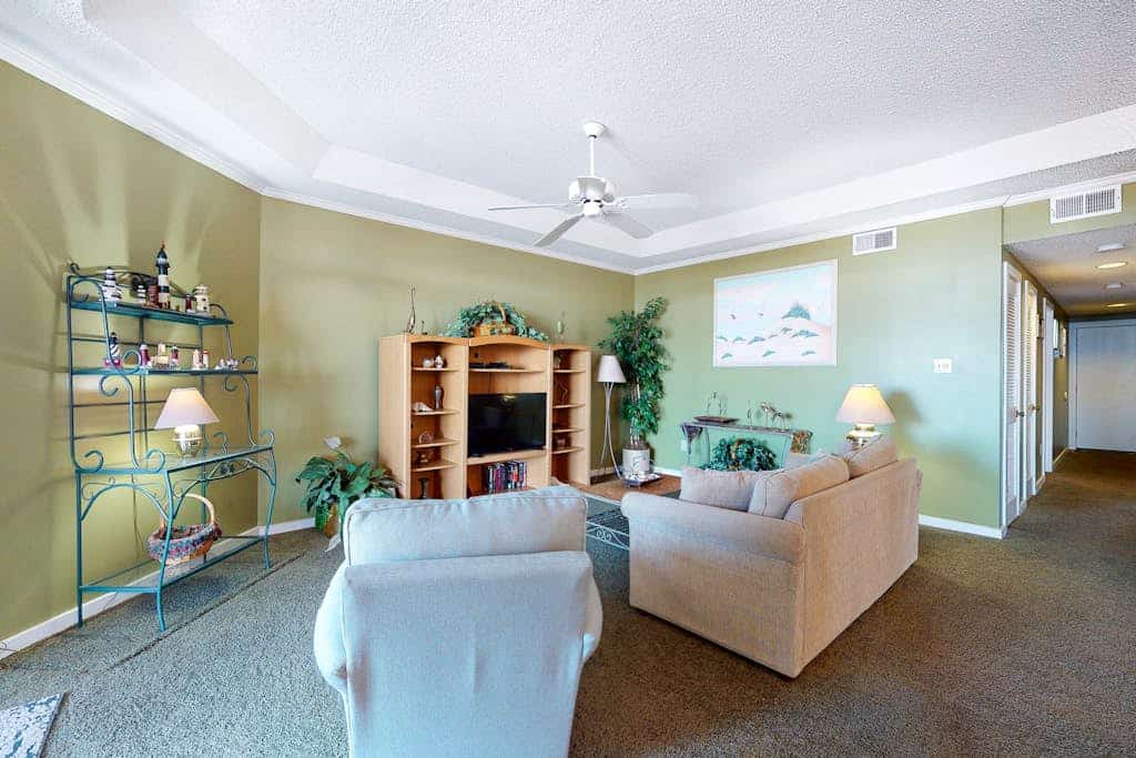 Elegant Sun-Filled Condo w/Screened Balcony, Water Views, Shared Pool, Free WiFi