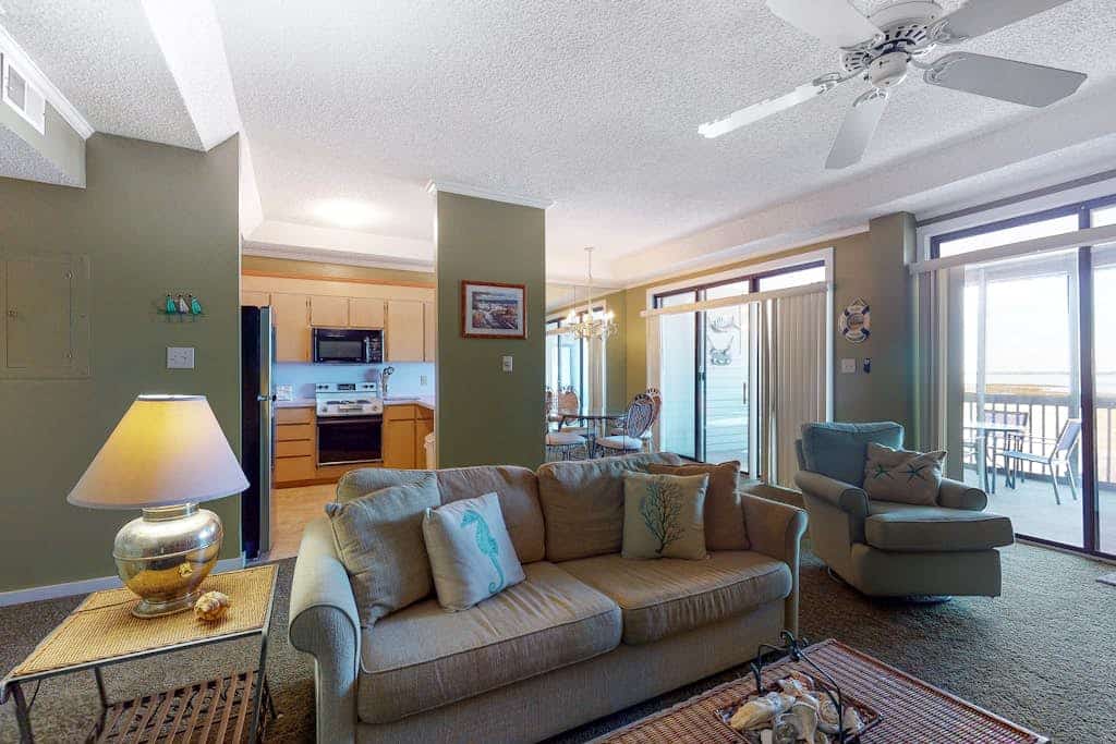 Elegant Sun-Filled Condo w/Screened Balcony, Water Views, Shared Pool, Free WiFi