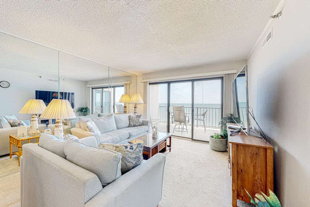 Oceanfront Condo with Balcony, WiFi, AC & Shared Hot Tub/Pools/Sauna/Sundeck