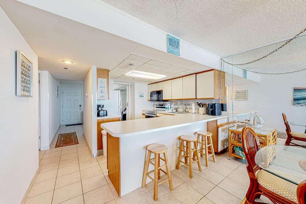 Oceanfront Condo with Balcony, WiFi, AC & Shared Hot Tub/Pools/Sauna/Sundeck