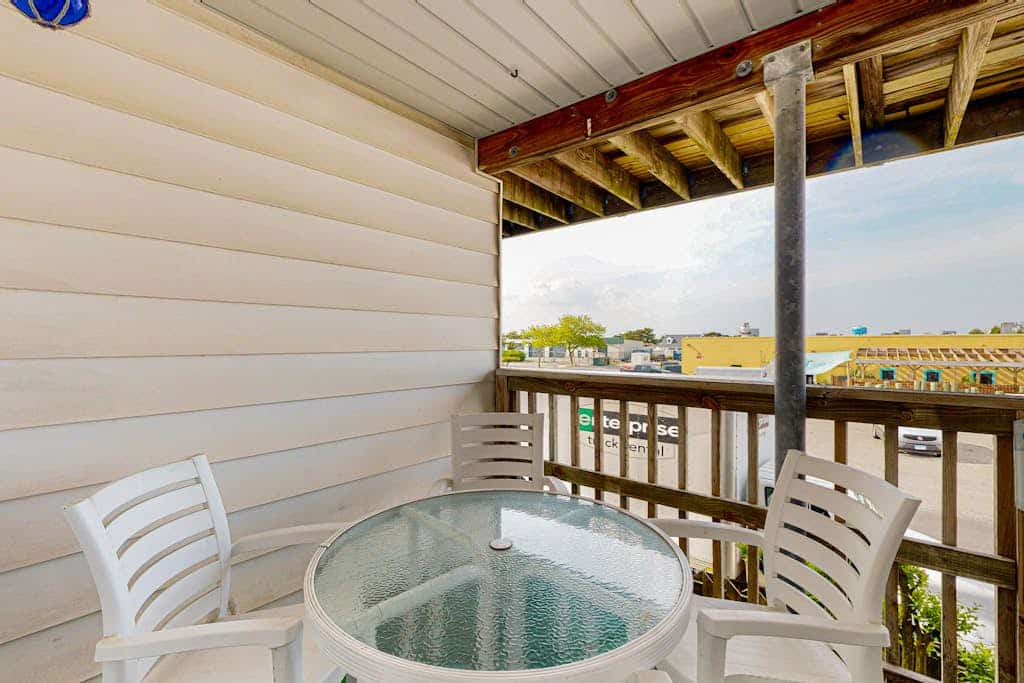 Condo Next to Northside Park w/ AC, Washer/Dryer, Balcony & Shared Pool