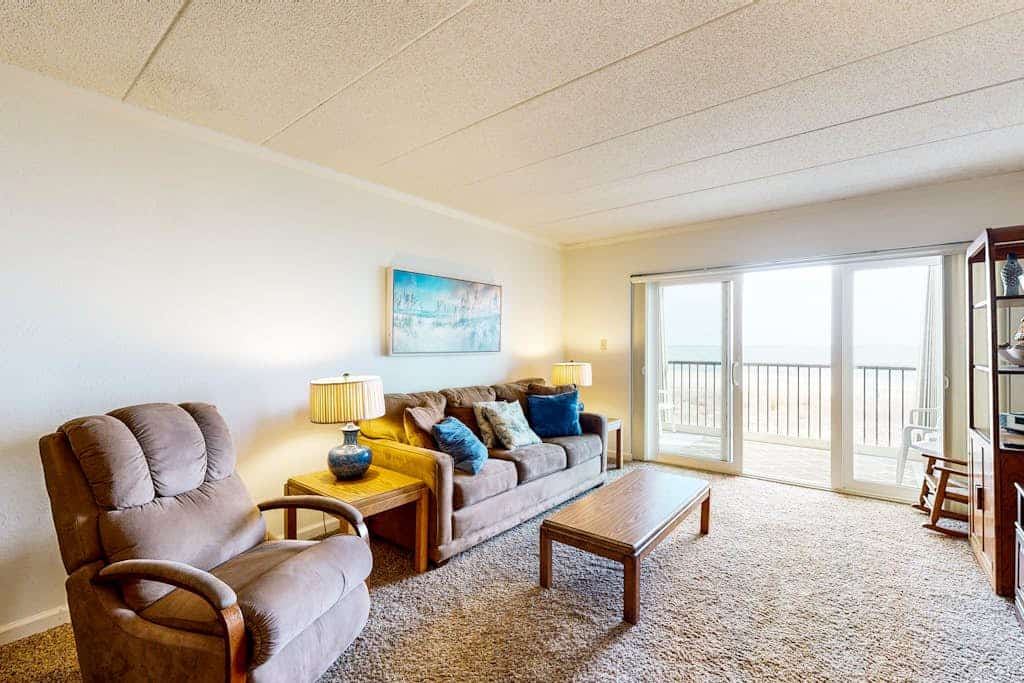 Well-Located Oceanfront Condo w/Private Balcony, W/D, Shared Outdoor Pool