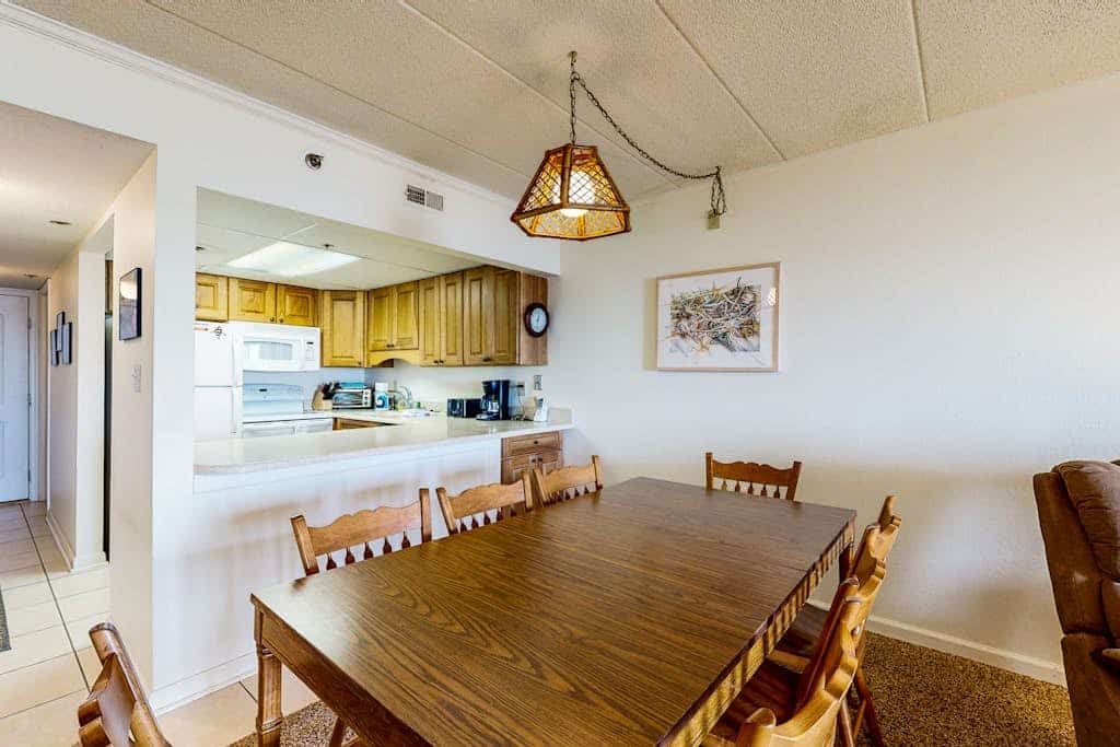 Well-Located Oceanfront Condo w/Private Balcony, W/D, Shared Outdoor Pool