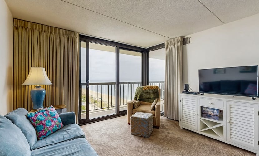 Beach-view, well-equipped condo with balcony, pools, gym & tennis