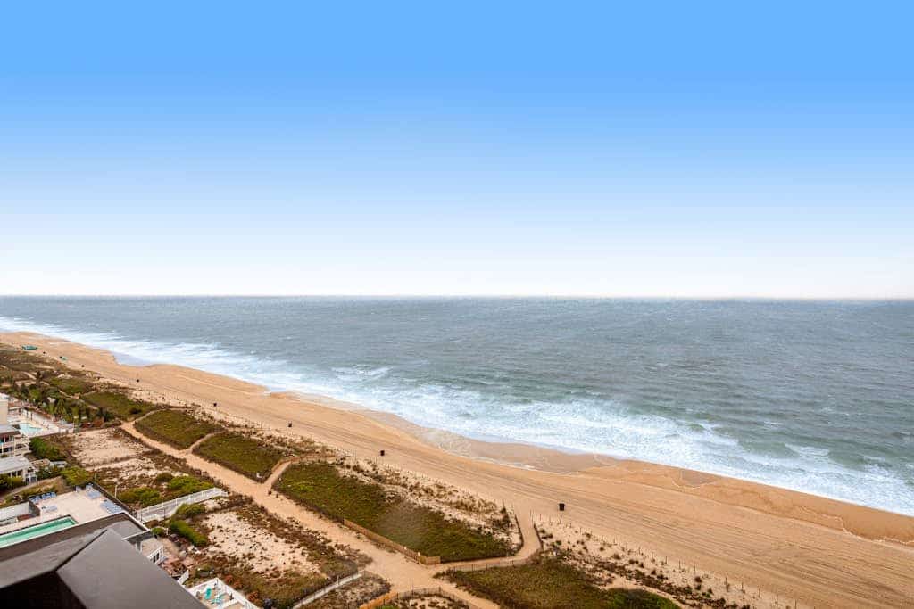 Beach-view, well-equipped condo with balcony, pools, gym & tennis