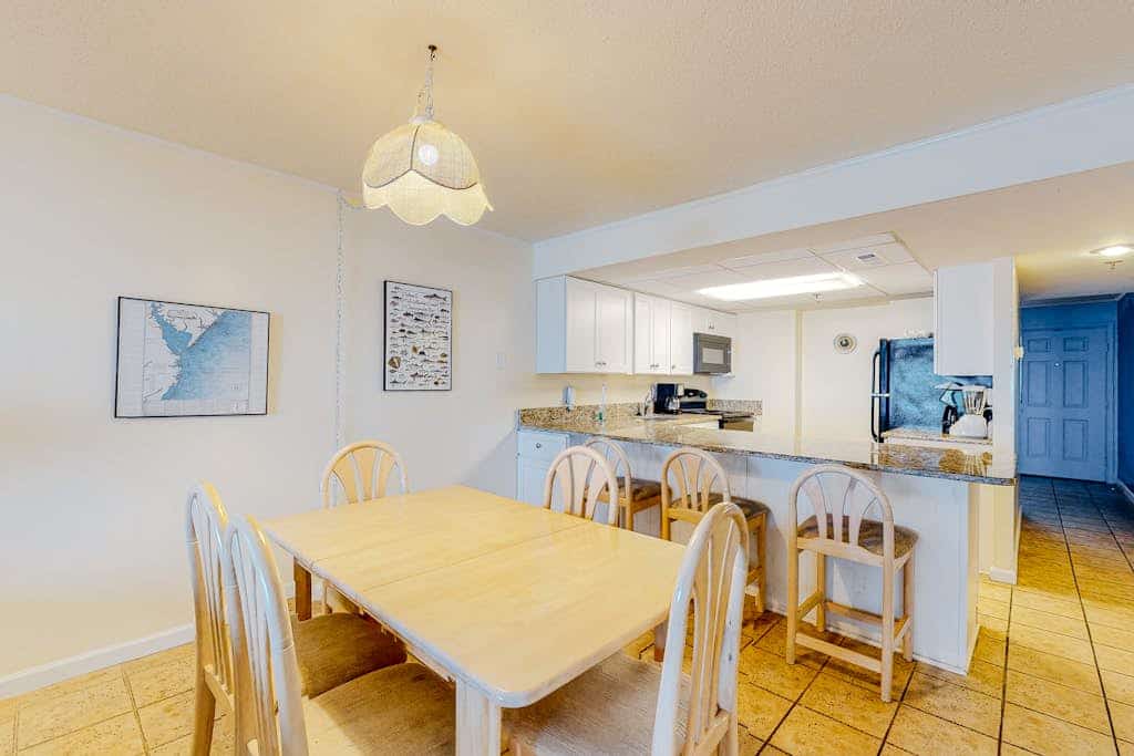 Oceanfront Condo with Beach Views, Balcony, WiFi & Shared Pools/Hot Tub/Sauna