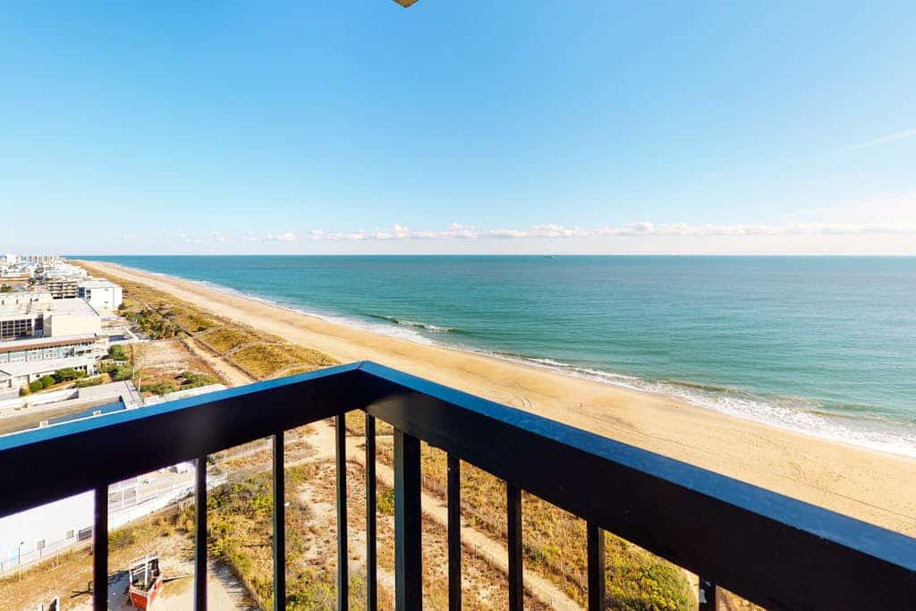 Well-equipped beach condo with balcony, views, pools, gym & game room