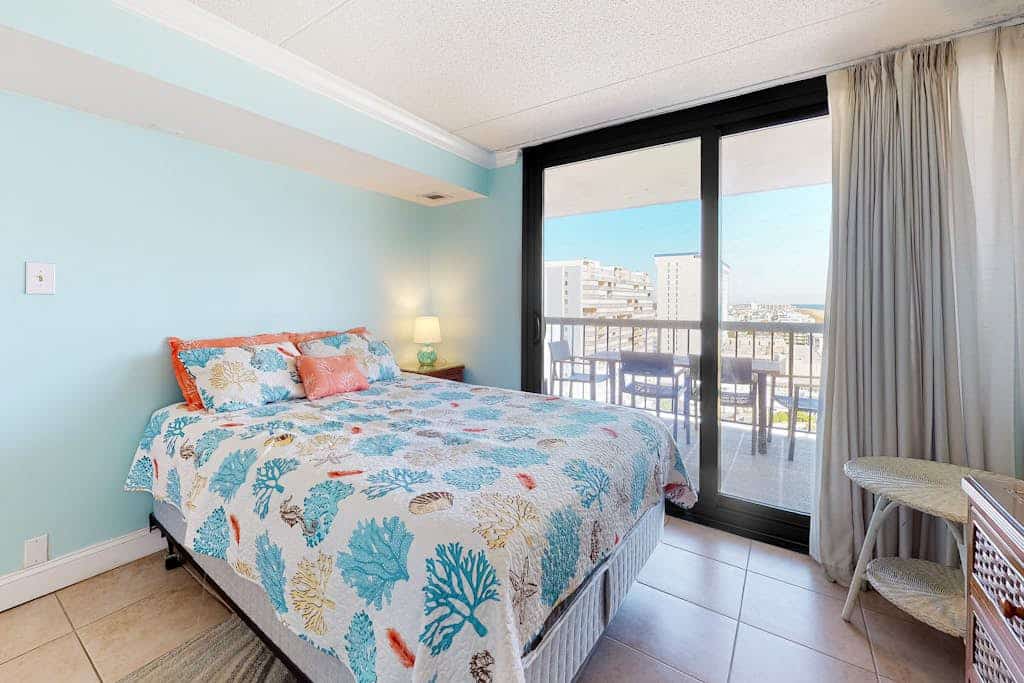 Well-equipped beach condo with balcony, views, pools, gym & game room