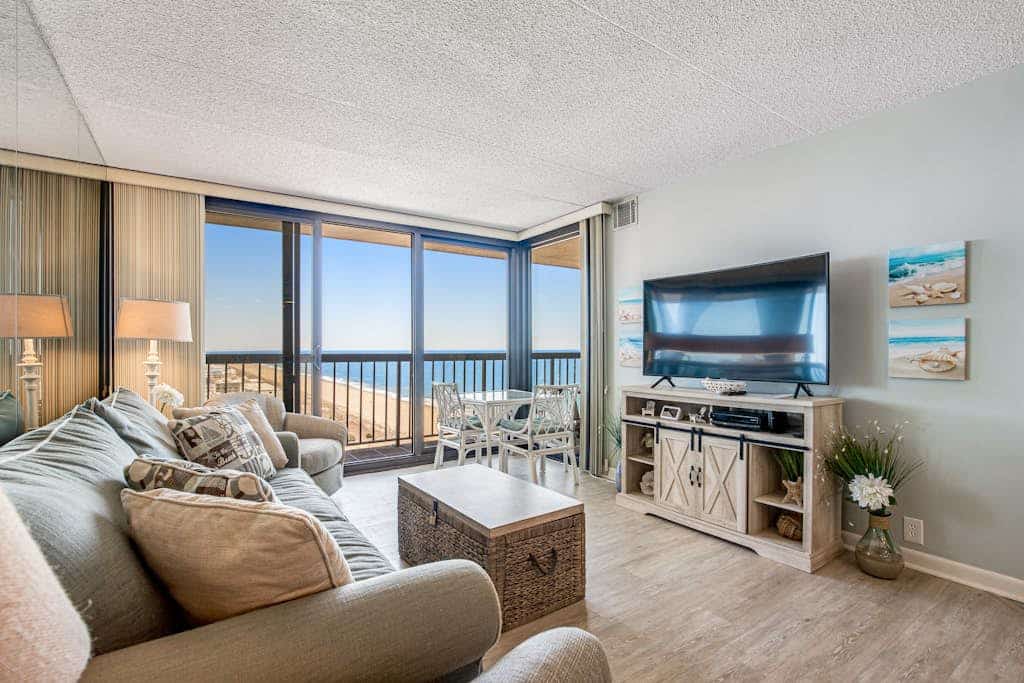 Sunny & modern beach condo with balcony, pools, gym, sauna & AC