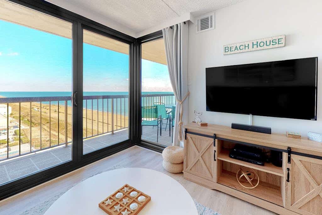 Wonderful beachfront condo with balcony, pools, gym, sauna & game room