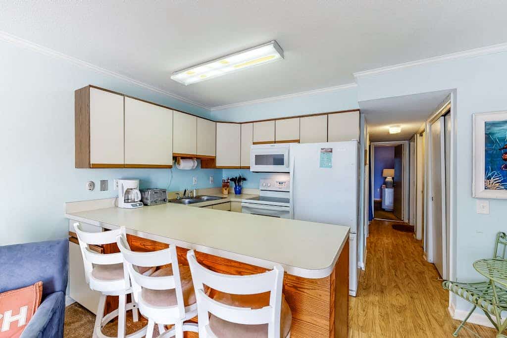 One Block to the Beach Perfectly Located Condo w/ AC, Balcony, Shared Pool