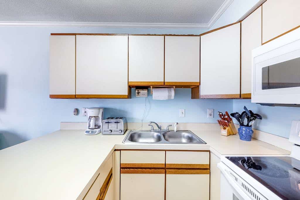 One Block to the Beach Perfectly Located Condo w/ AC, Balcony, Shared Pool