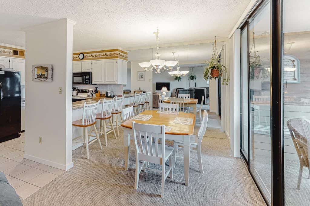 Convenient Coastal Condo w/Shared Outdoor Pool, Private Washer/Dryer, Free WiFi