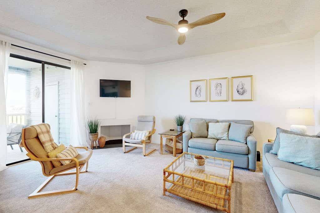 Convenient condo with balcony, outdoor lounge area, pool & WiFi