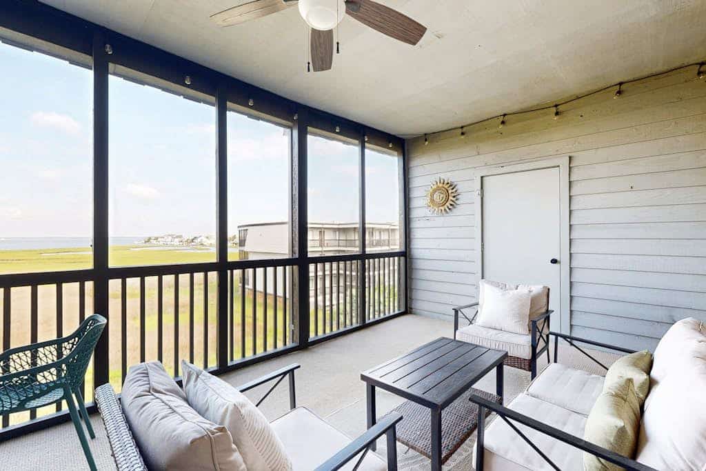 Convenient condo with balcony, outdoor lounge area, pool & WiFi