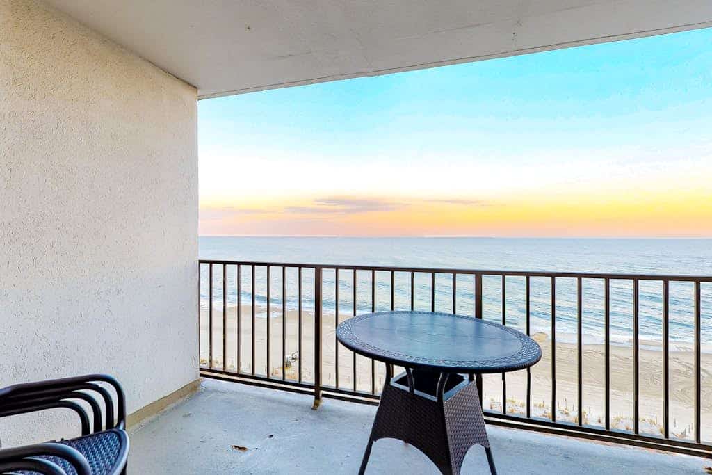 Oceanfront Condo with Balcony, AC, WiFi & Shared Pools/Hot Tub/Sauna/Sundeck