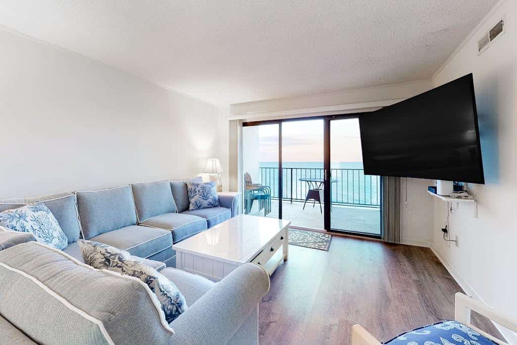 Oceanfront Condo with Balcony, AC, WiFi & Shared Pools/Hot Tub/Sauna/Sundeck