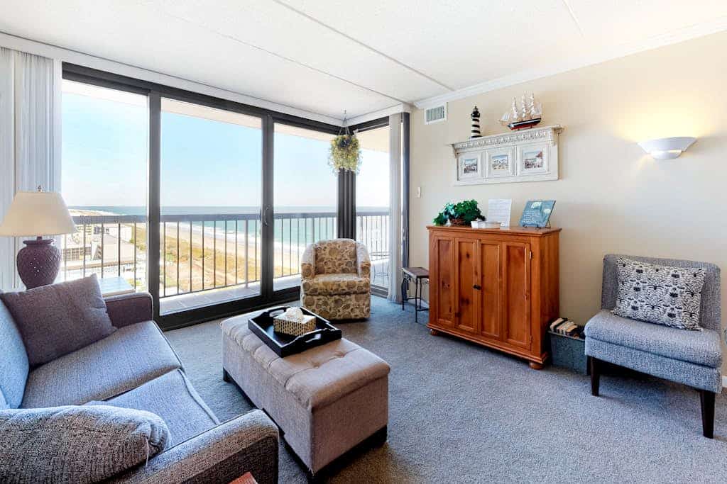 Updated near the beach with balcony, pool, gym & sauna