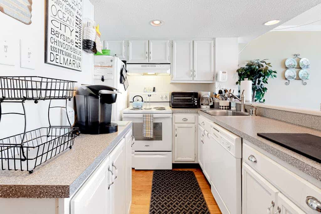 Updated near the beach with balcony, pool, gym & sauna