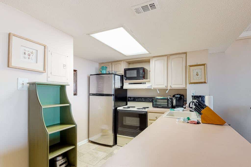 Modern beach condo with balcony, pools, gym, game room & sauna