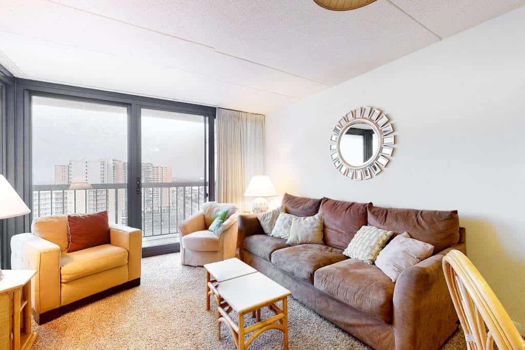 Sunny coastal condo with balcony, pools, gym, central AC & tennis