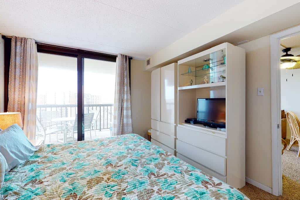Sunny coastal condo with balcony, pools, gym, central AC & tennis