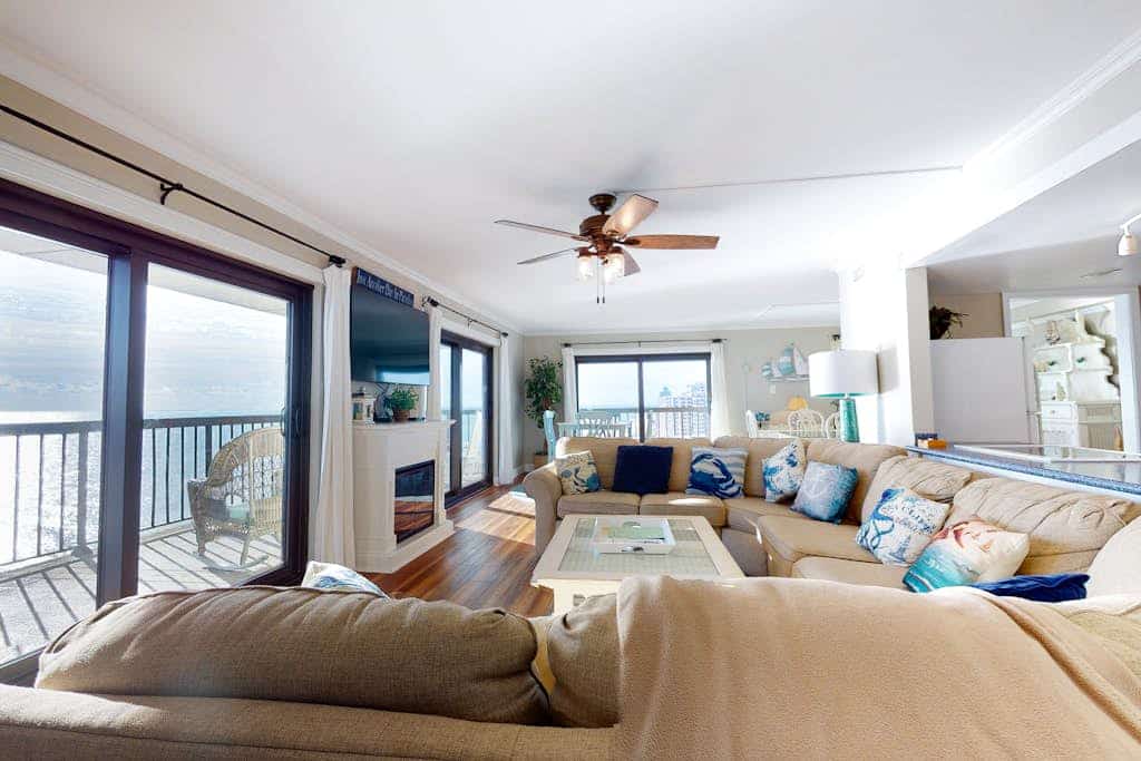 Light-filled beach condo with balcony, W/D, pools, gym, sauna & AC
