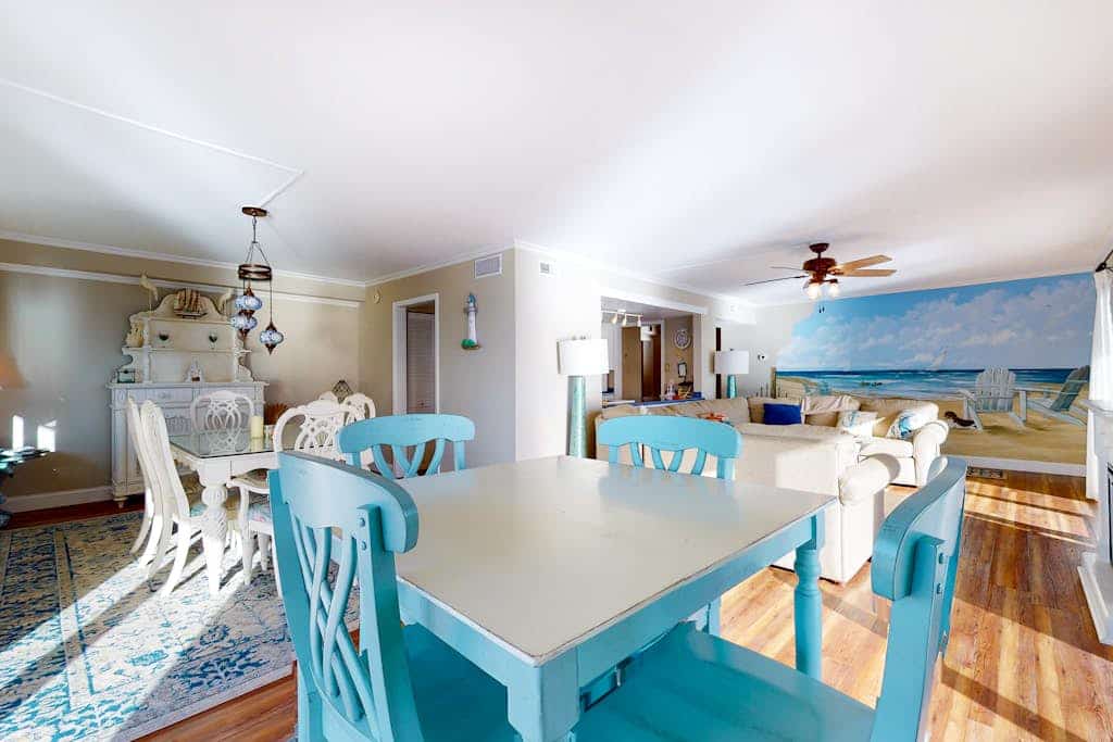 Light-filled beach condo with balcony, W/D, pools, gym, sauna & AC