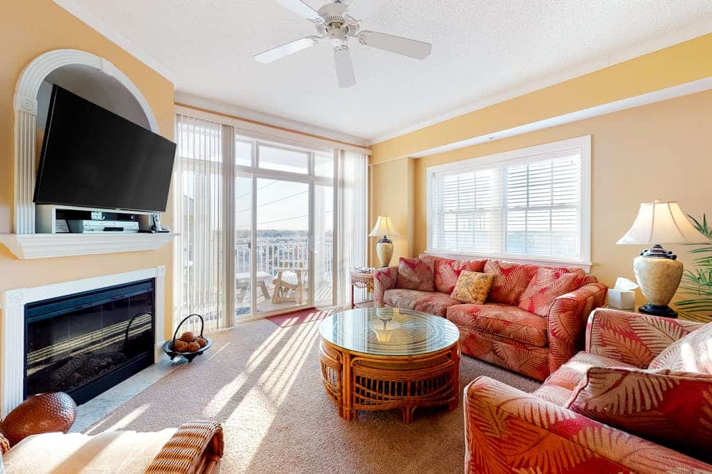 Well-Decorated, Ocean Block Condo w/ Fireplace, Balcony & Shared Pool/Gym