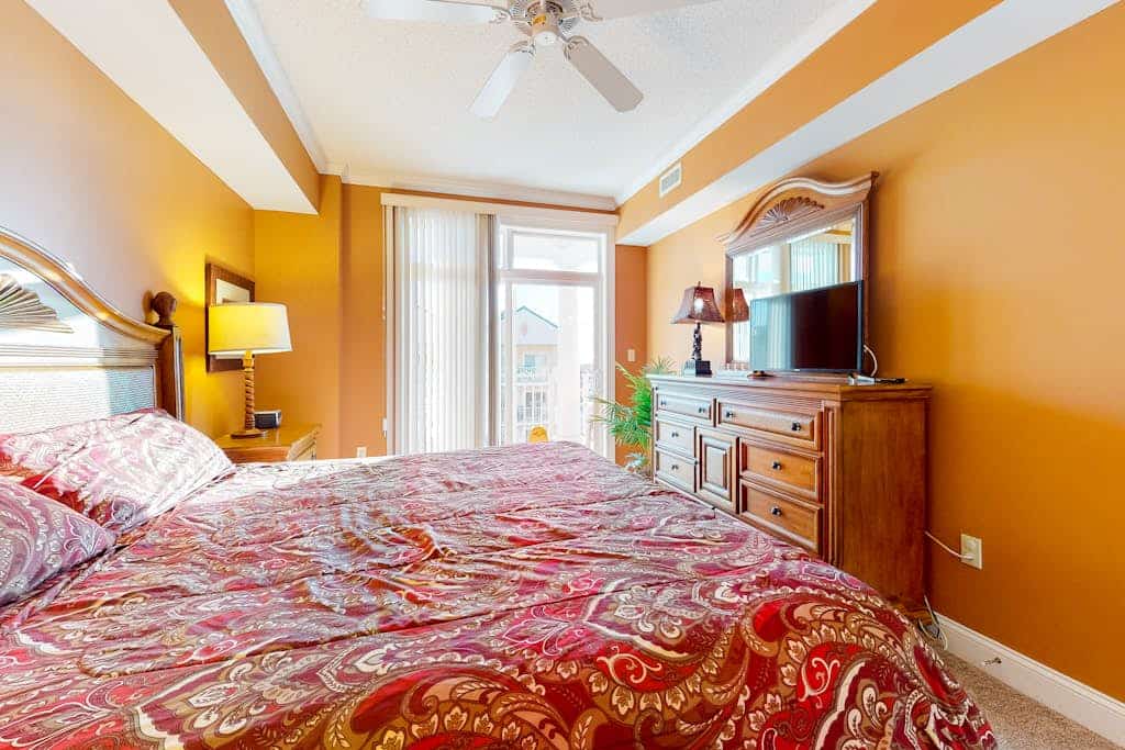 Well-Decorated, Ocean Block Condo w/ Fireplace, Balcony & Shared Pool/Gym